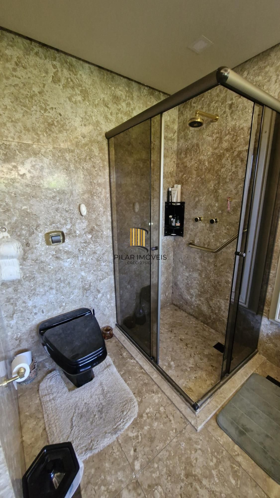 Residência de alto padrão no CONDOMÍNIO HORIZONTAL JARDIM DO SOL na zona sul de Porto Alegre