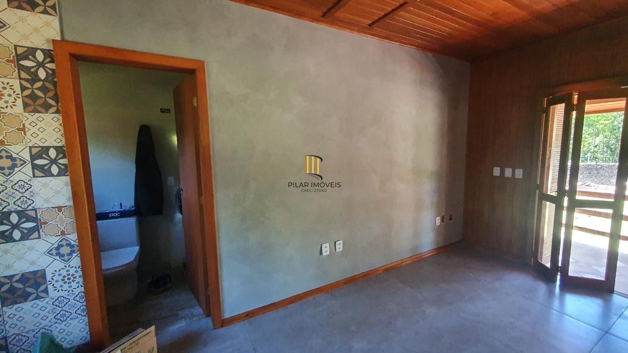 Casa com 2 dormitórios, piscina em terreno totalmente arborizado.