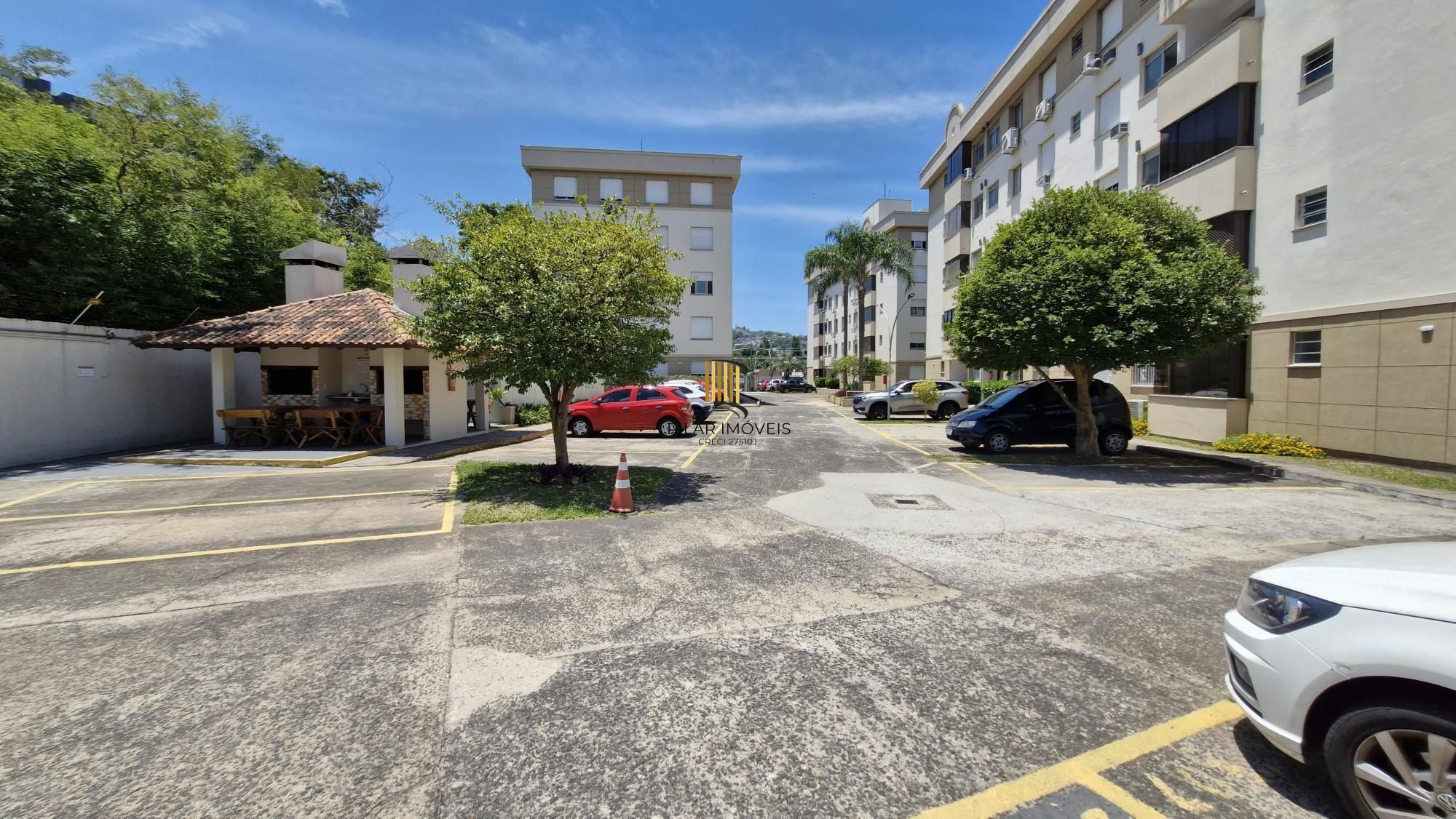 Excelente Apartamento de dois Dormitórios perto do Bourbon Aparício Borges.