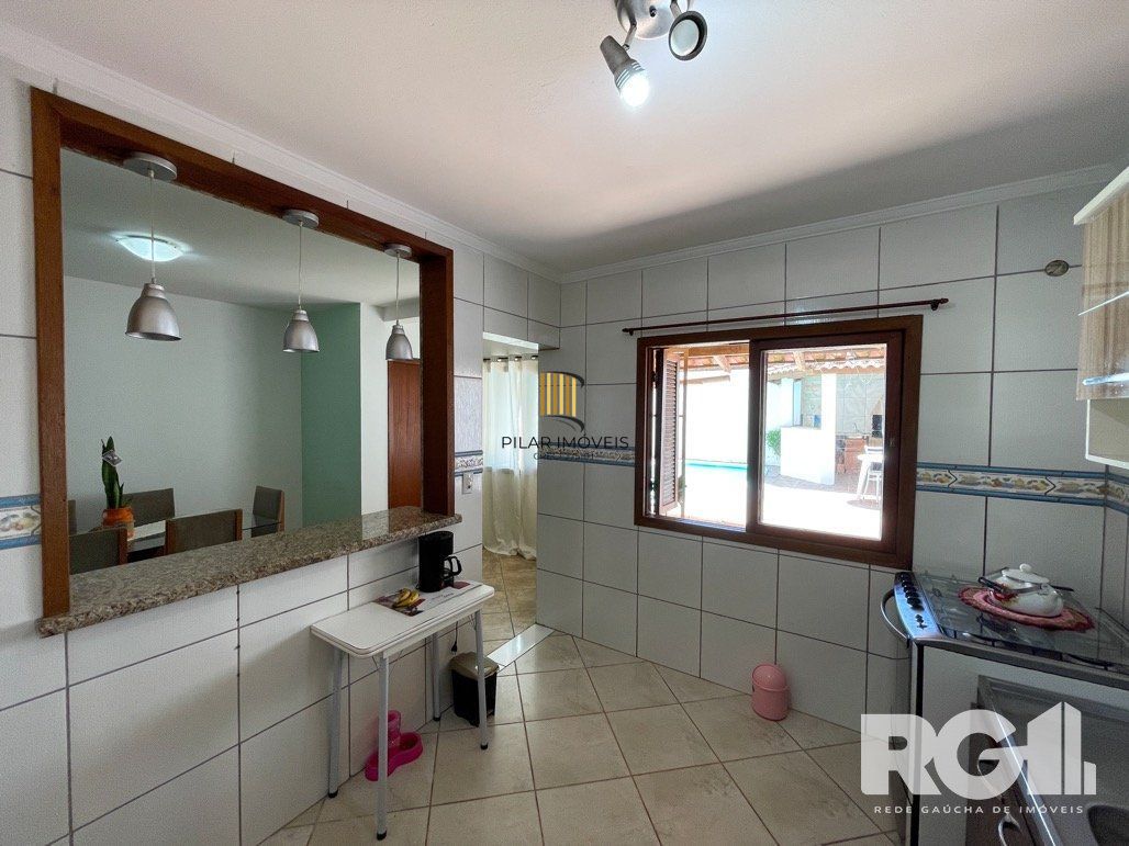 Casa mobiliada com 3 dormitórios e piscina.