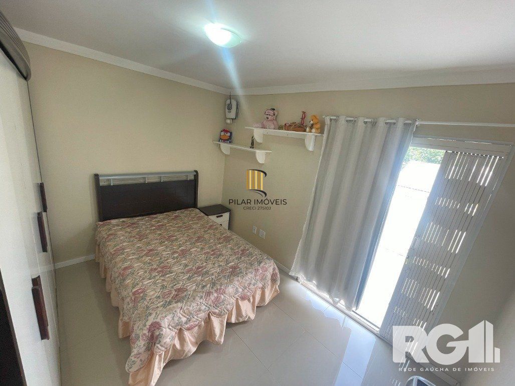 Bela casa três dormitórios localizada nos altos do bairro Guarujá