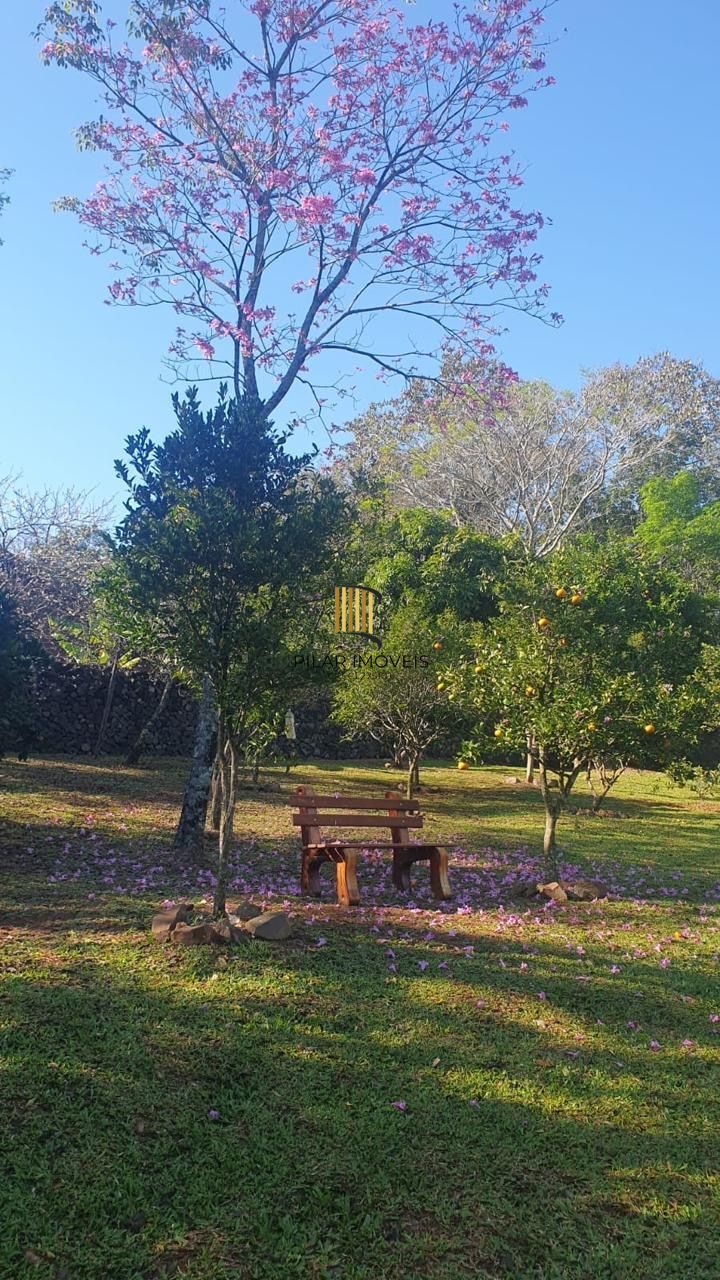 Casa com 2 dormitórios, piscina em terreno totalmente arborizado.