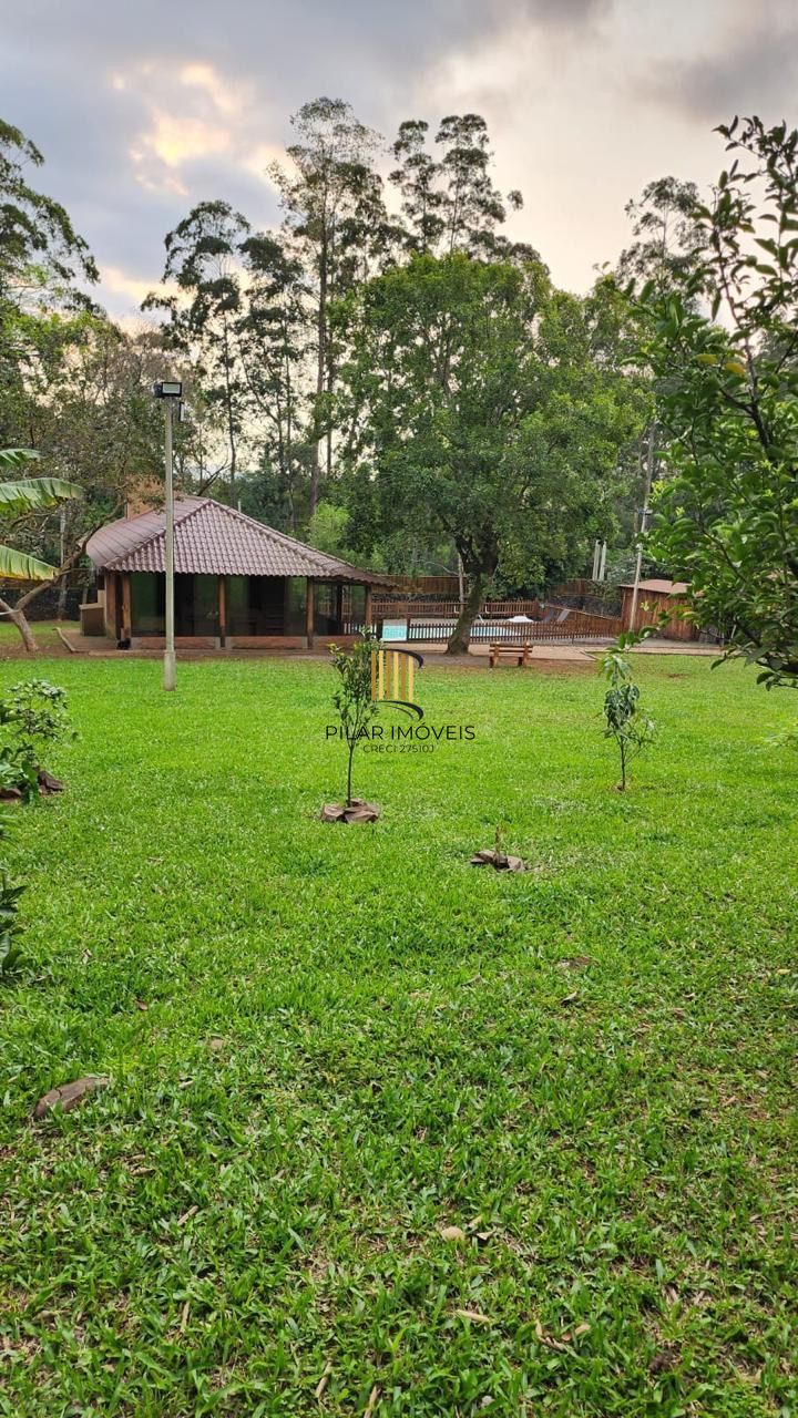 Casa com 2 dormitórios, piscina em terreno totalmente arborizado.
