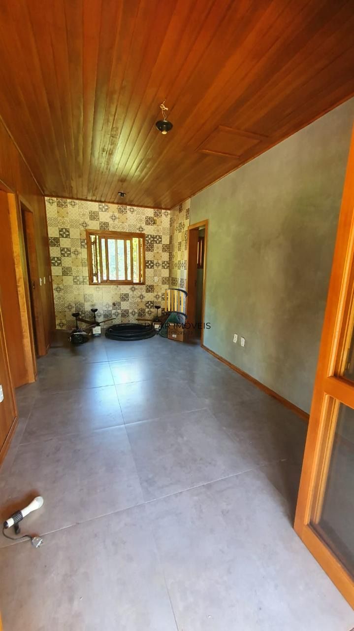 Casa com 2 dormitórios, piscina em terreno totalmente arborizado.
