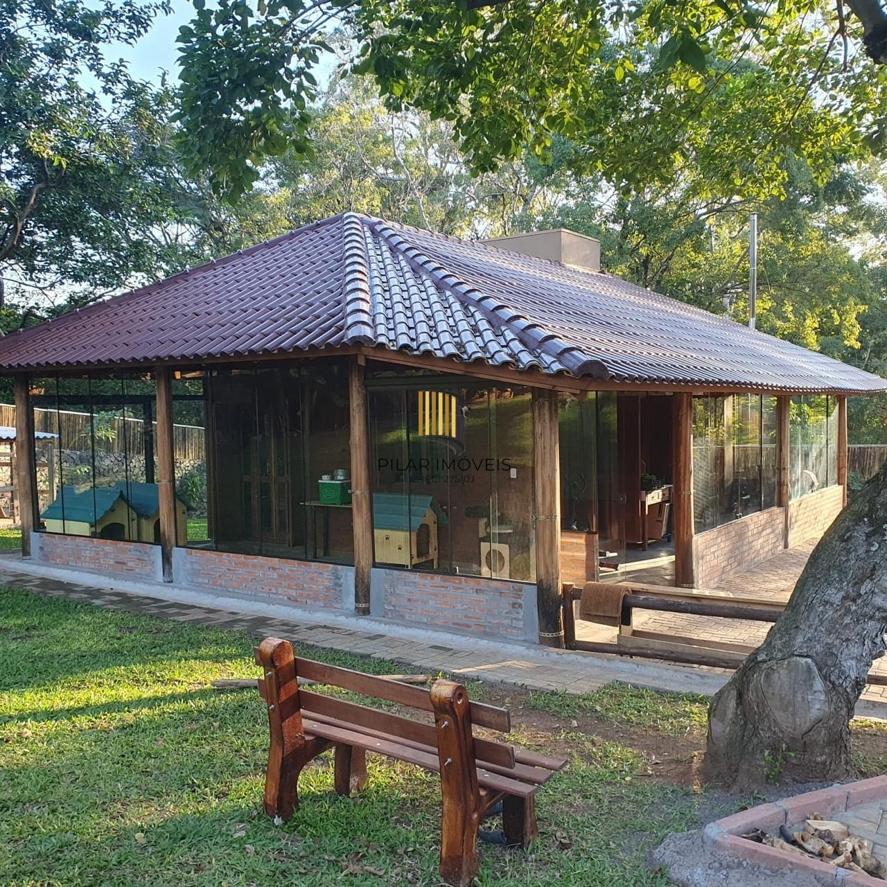 Casa com 2 dormitórios, piscina em terreno totalmente arborizado.