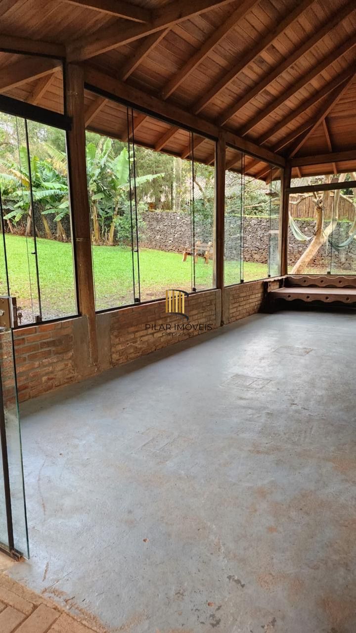 Casa com 2 dormitórios, piscina em terreno totalmente arborizado.