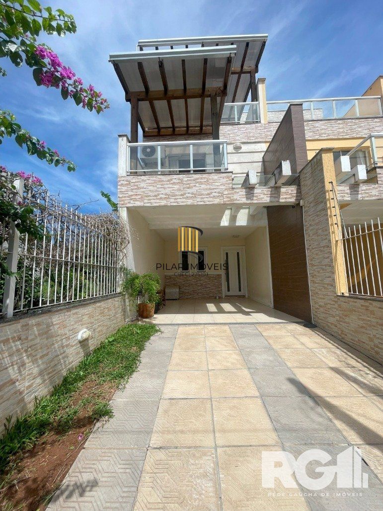 Bela casa três dormitórios localizada nos altos do bairro Guarujá