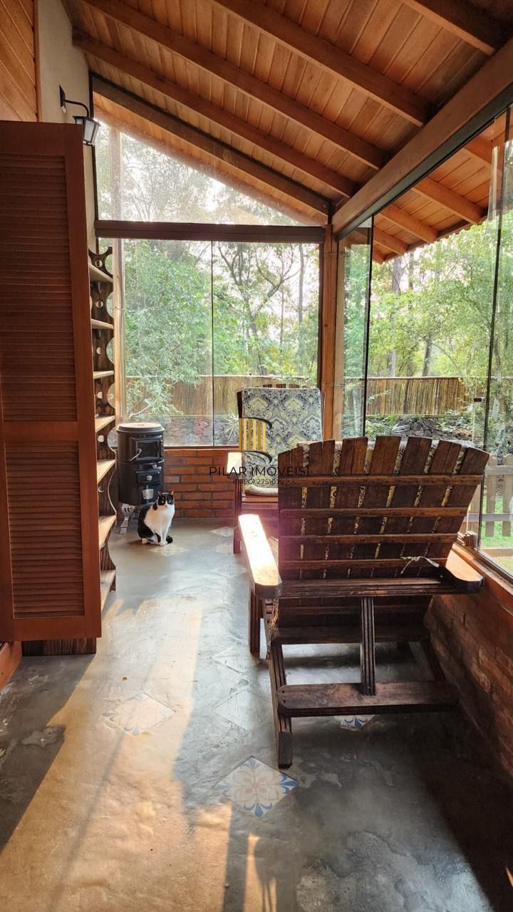 Casa com 2 dormitórios, piscina em terreno totalmente arborizado.