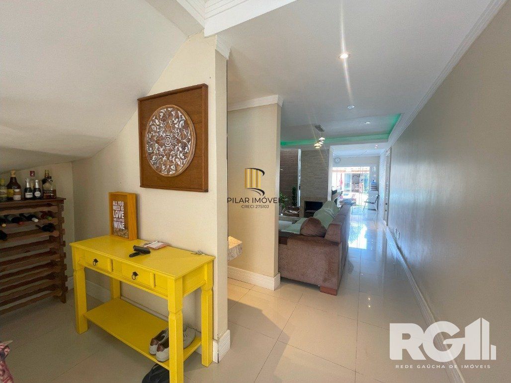 Bela casa três dormitórios localizada nos altos do bairro Guarujá