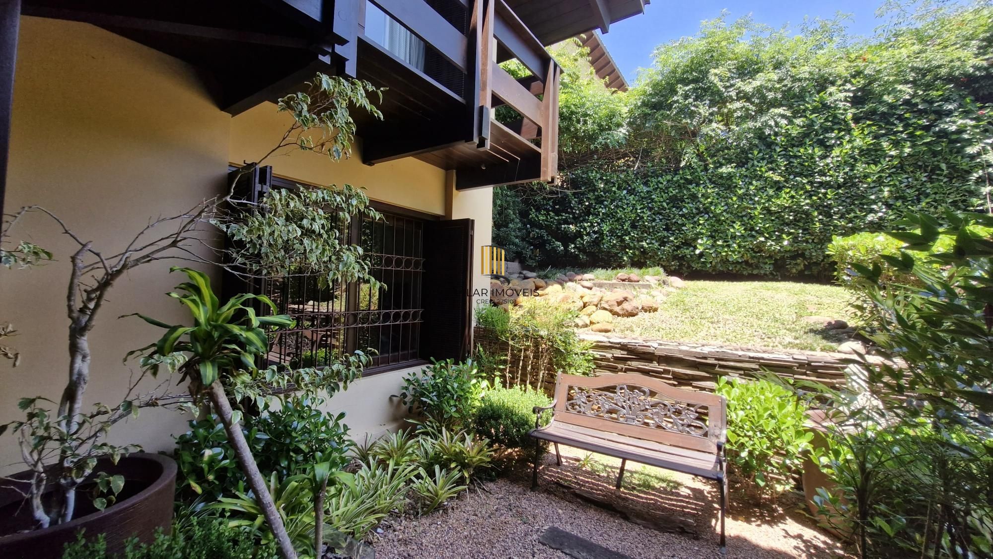 Residência de alto padrão no CONDOMÍNIO HORIZONTAL JARDIM DO SOL na zona sul de Porto Alegre