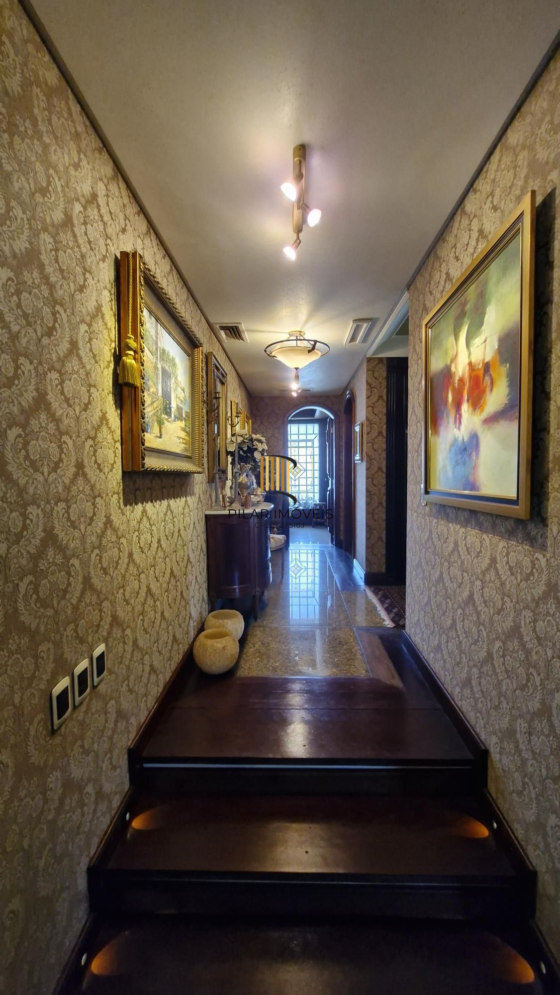 Residência de alto padrão no CONDOMÍNIO HORIZONTAL JARDIM DO SOL na zona sul de Porto Alegre