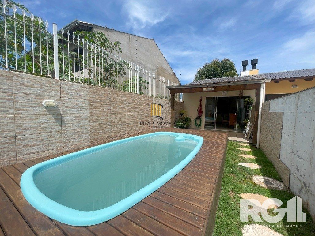 Bela casa três dormitórios localizada nos altos do bairro Guarujá