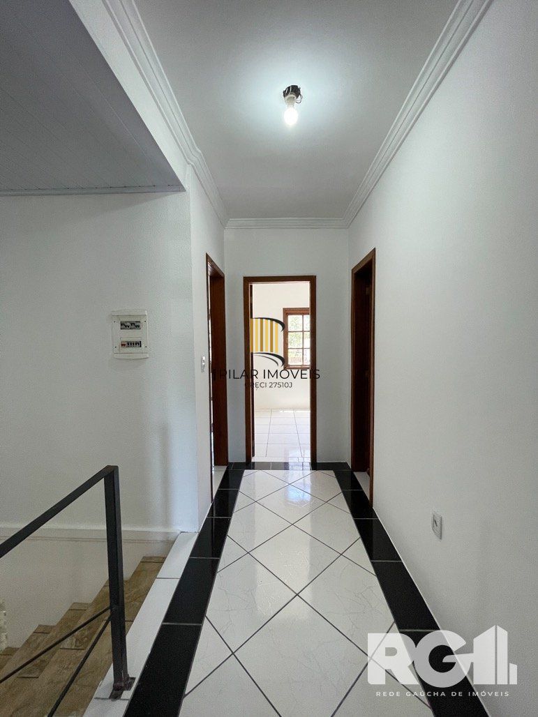 Casa mobiliada com 3 dormitórios e piscina.