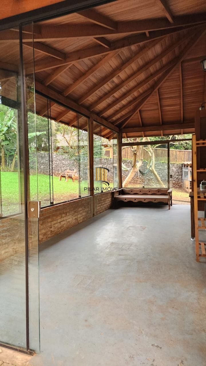 Casa com 2 dormitórios, piscina em terreno totalmente arborizado.