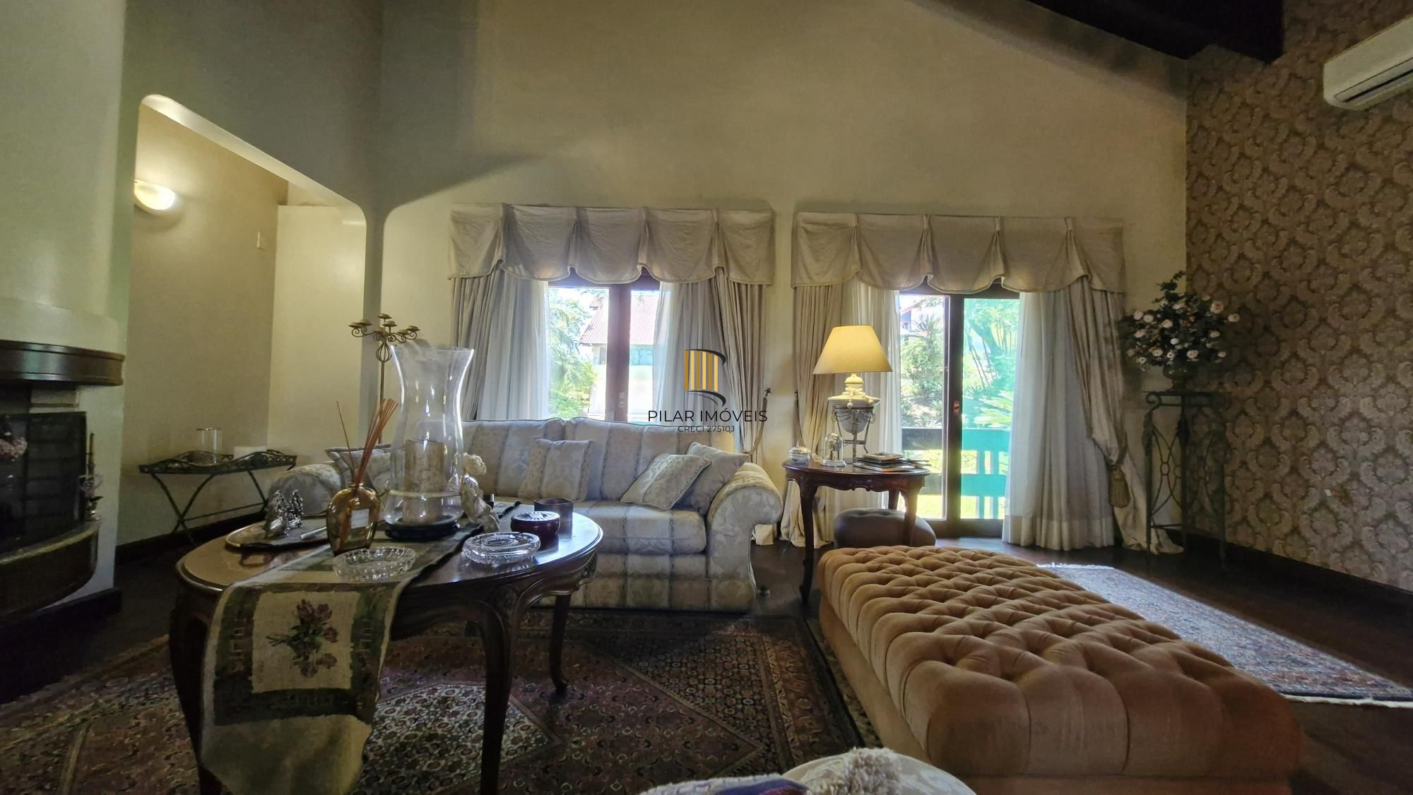 Residência de alto padrão no CONDOMÍNIO HORIZONTAL JARDIM DO SOL na zona sul de Porto Alegre