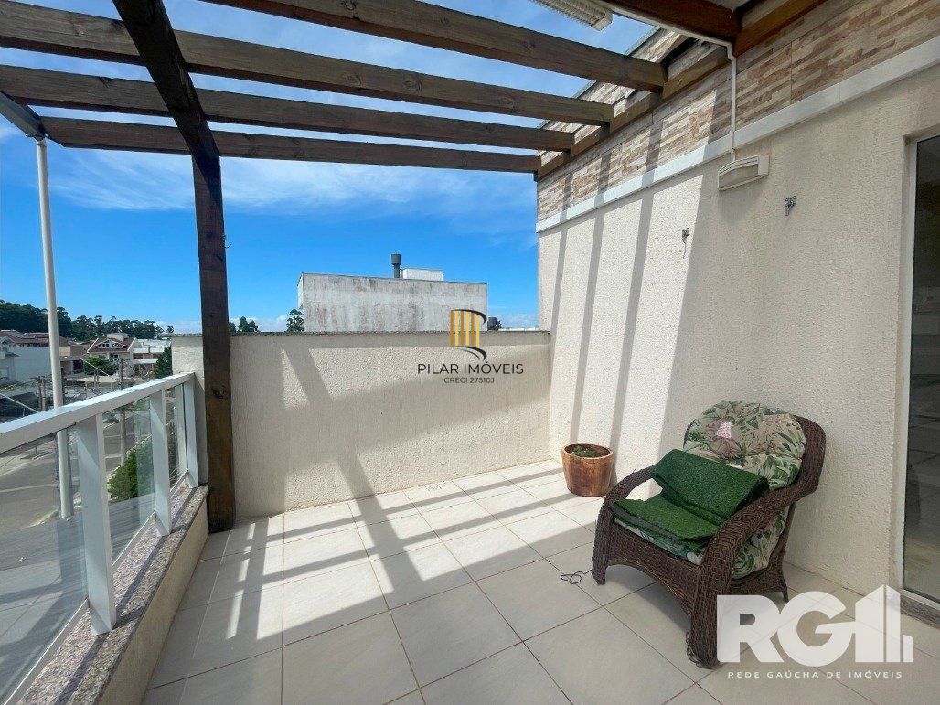 Bela casa três dormitórios localizada nos altos do bairro Guarujá