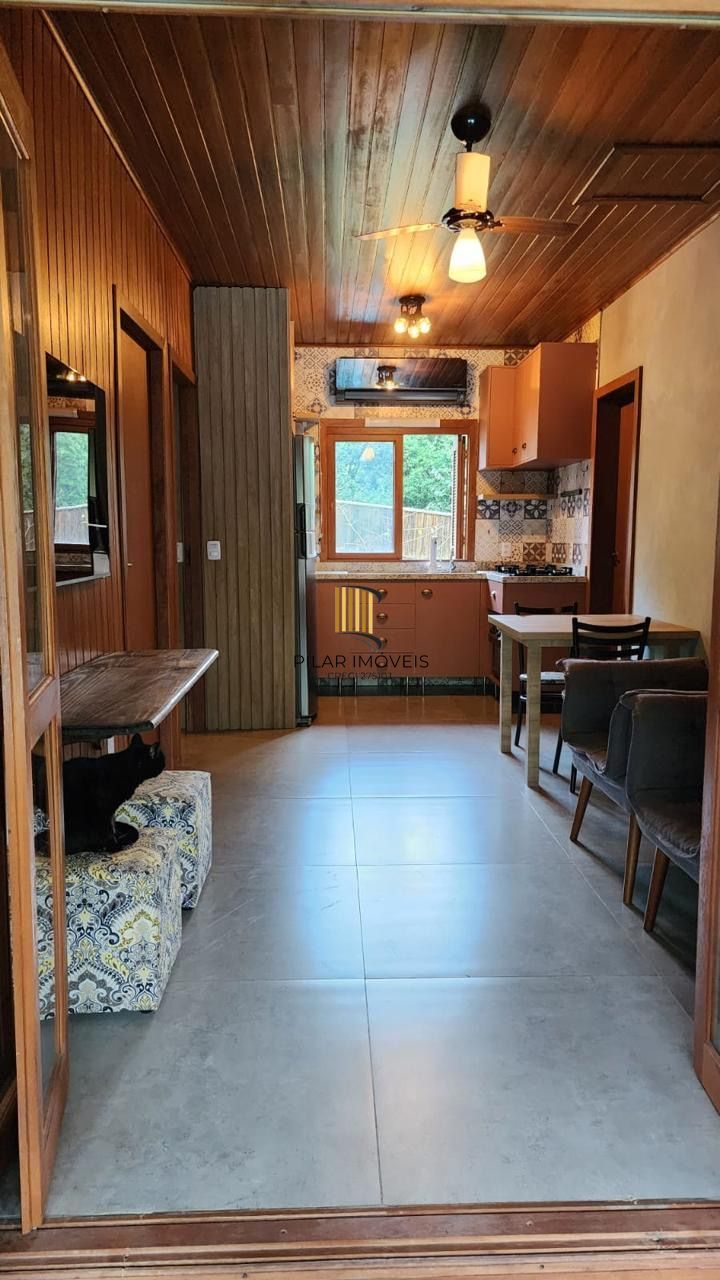 Casa com 2 dormitórios, piscina em terreno totalmente arborizado.