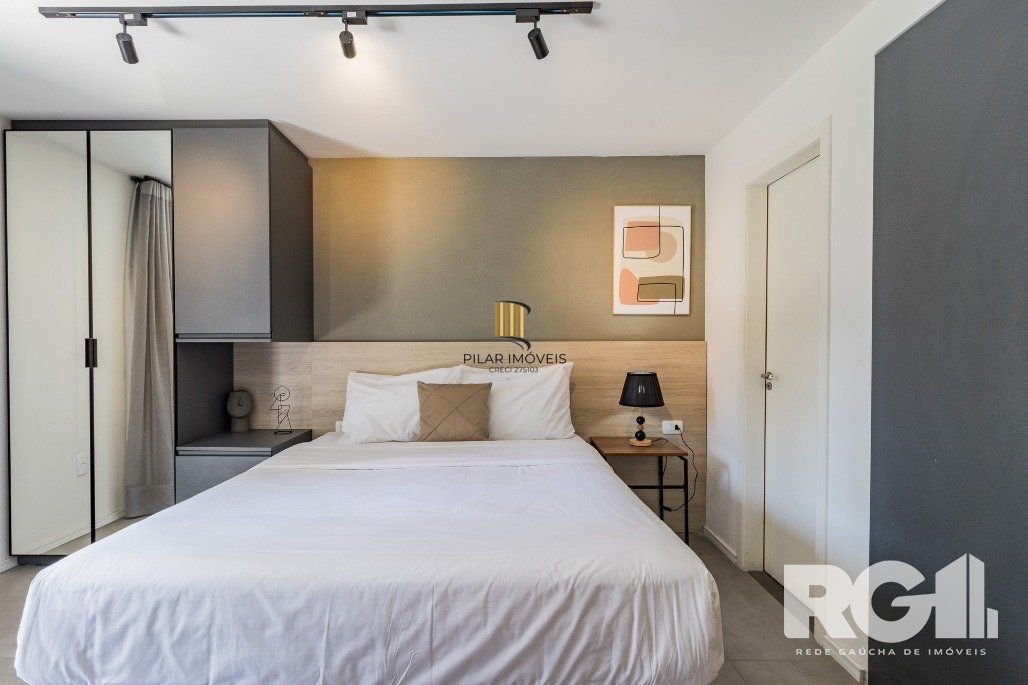 Studio localizado na Rua Duque de Caxias, Centro Histórico de Porto Alegre, uma das ruas mais charmosas e antigas de Porto Alegre, próximo da Santa Casa, UFRGS Catedral, Palácio Piratini.