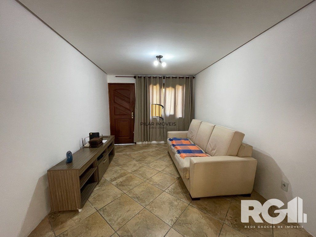 Casa mobiliada com 3 dormitórios e piscina.