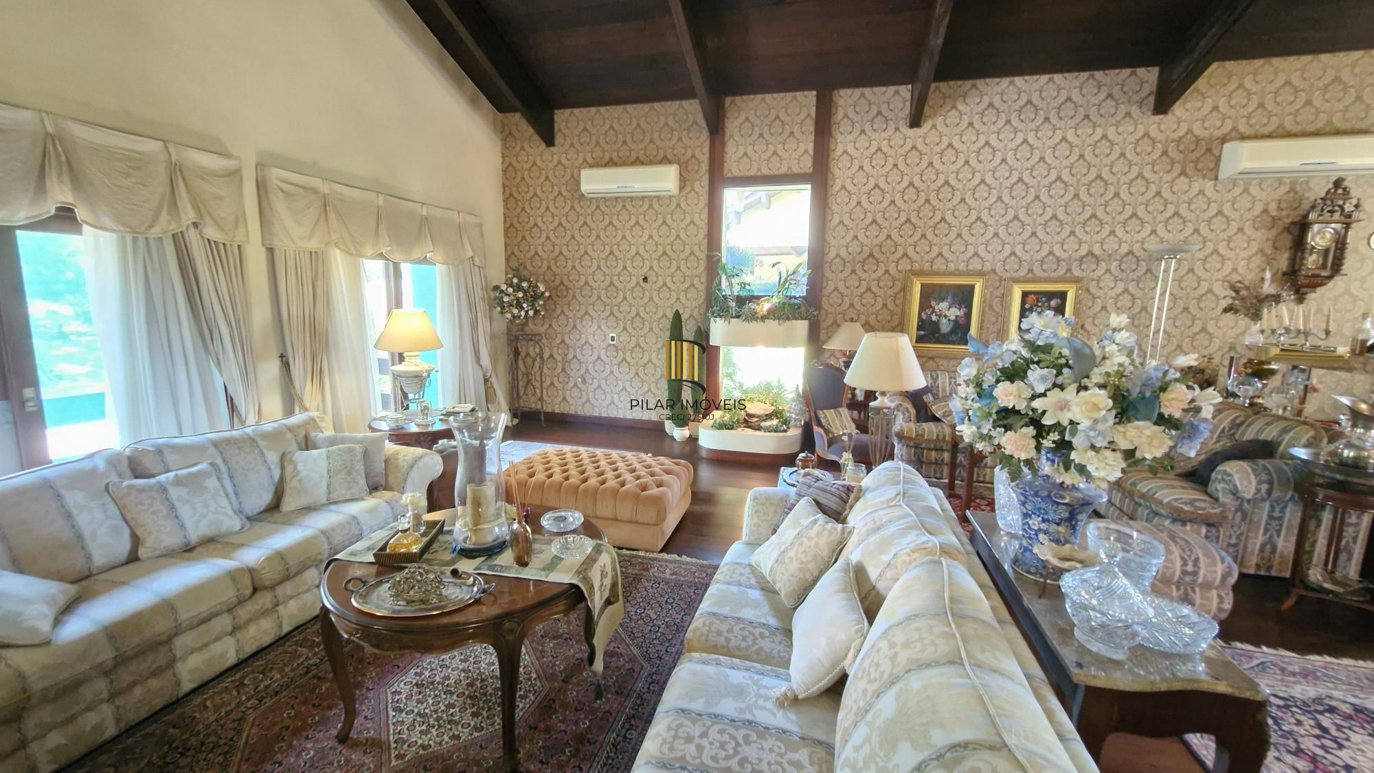 Residência de alto padrão no CONDOMÍNIO HORIZONTAL JARDIM DO SOL na zona sul de Porto Alegre