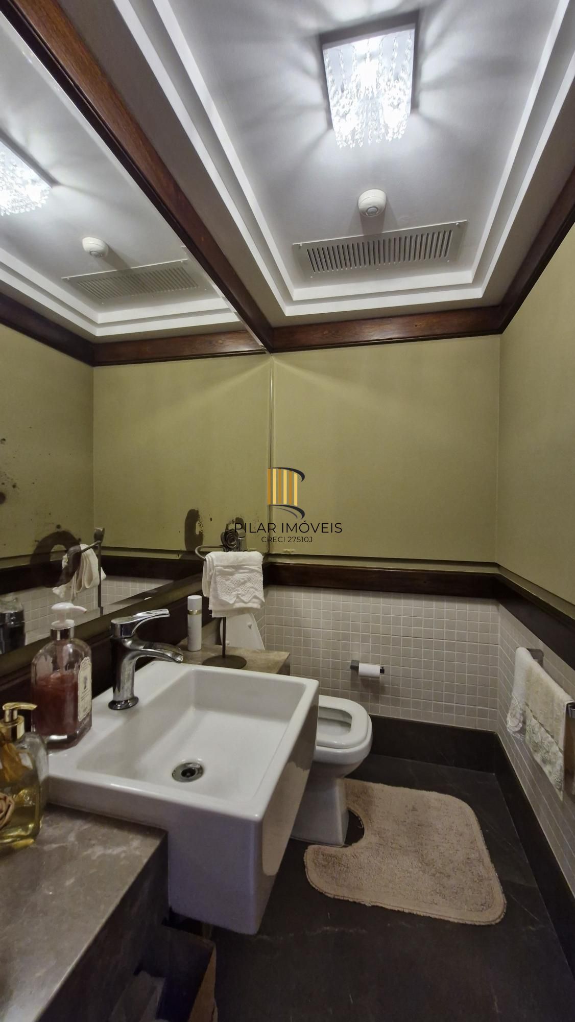 Residência de alto padrão no CONDOMÍNIO HORIZONTAL JARDIM DO SOL na zona sul de Porto Alegre