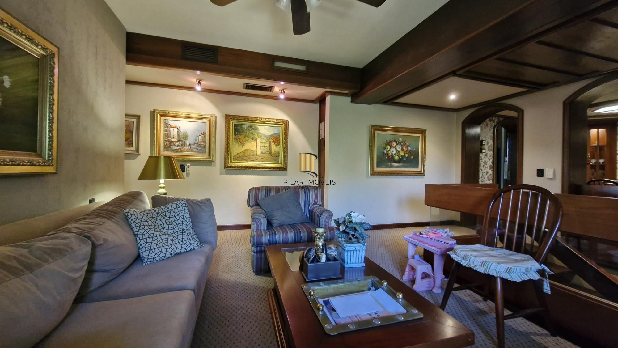 Residência de alto padrão no CONDOMÍNIO HORIZONTAL JARDIM DO SOL na zona sul de Porto Alegre