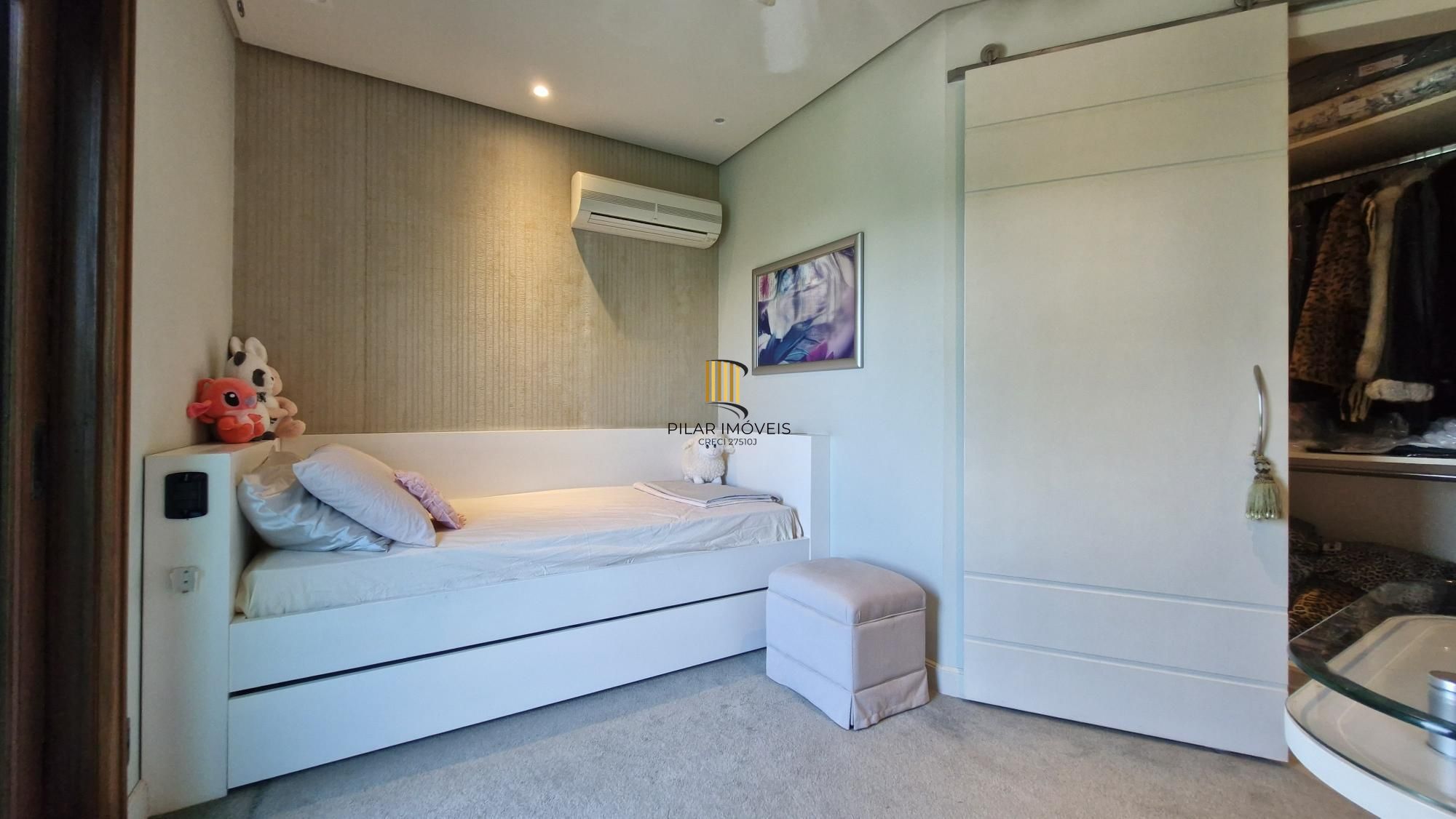 Residência de alto padrão no CONDOMÍNIO HORIZONTAL JARDIM DO SOL na zona sul de Porto Alegre