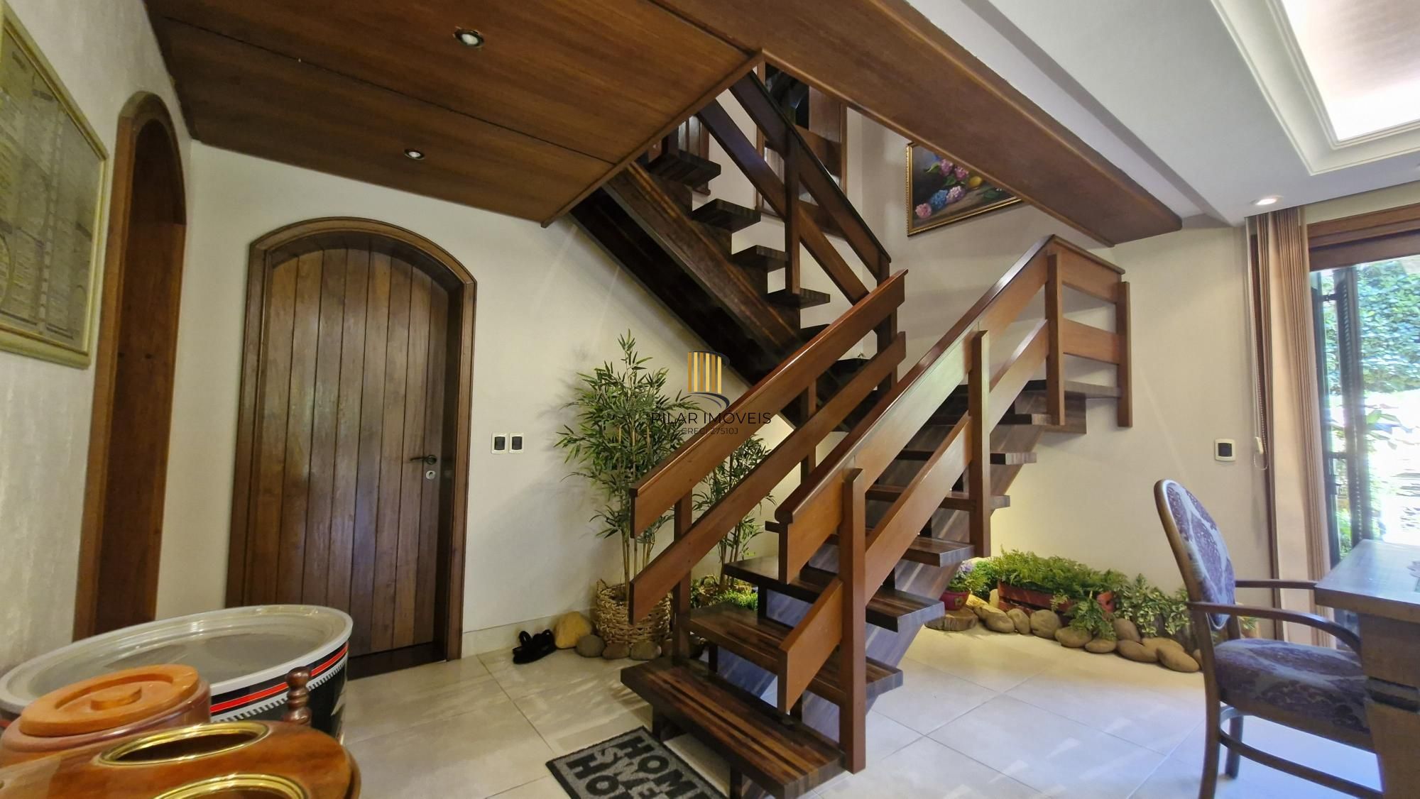 Residência de alto padrão no CONDOMÍNIO HORIZONTAL JARDIM DO SOL na zona sul de Porto Alegre