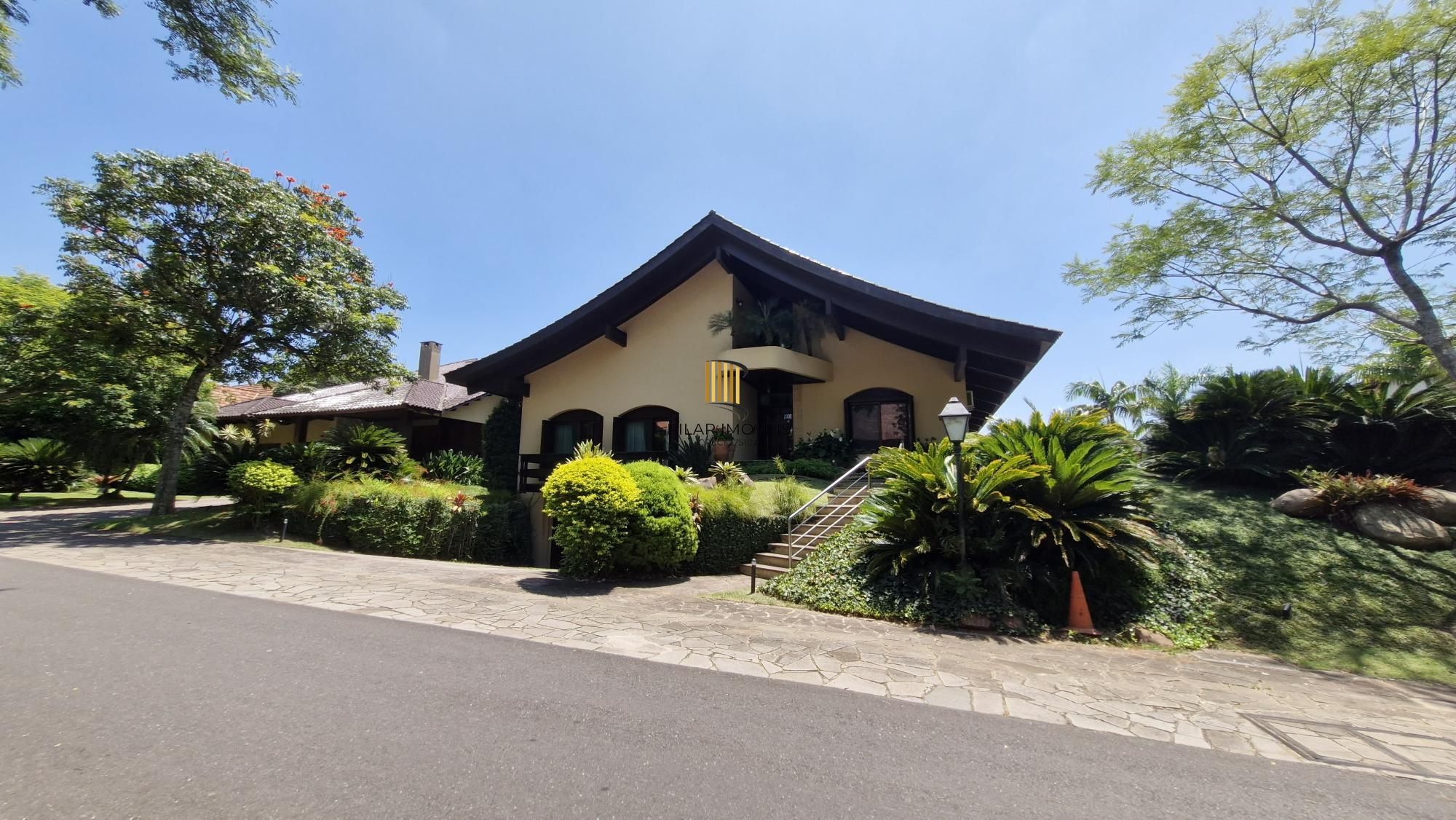 Residência de alto padrão no CONDOMÍNIO HORIZONTAL JARDIM DO SOL na zona sul de Porto Alegre