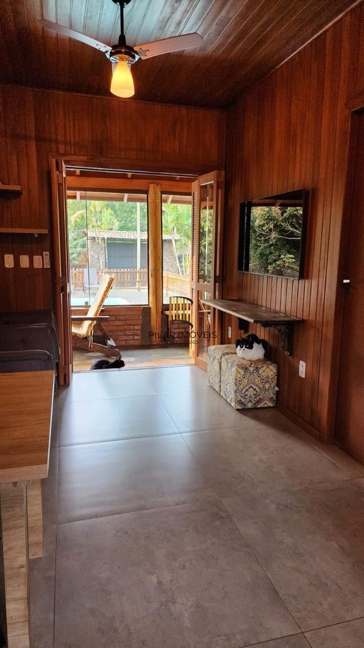 Casa com 2 dormitórios, piscina em terreno totalmente arborizado.