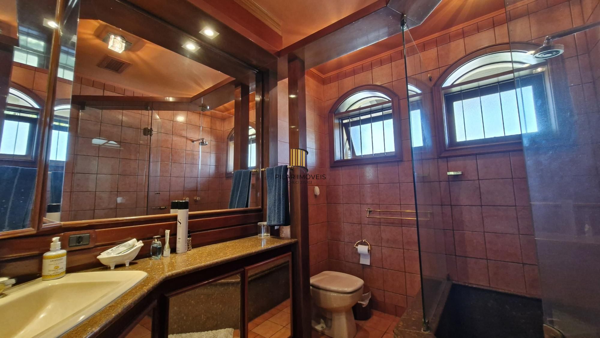 Residência de alto padrão no CONDOMÍNIO HORIZONTAL JARDIM DO SOL na zona sul de Porto Alegre