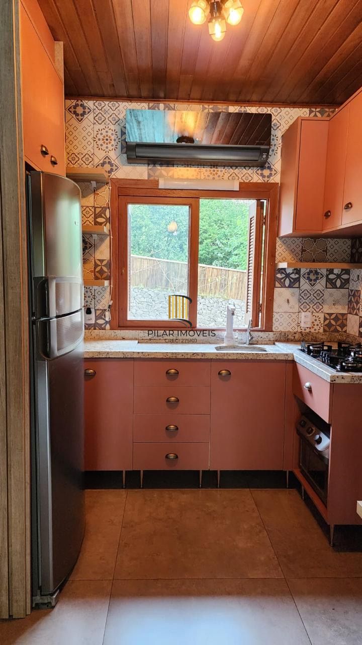 Casa com 2 dormitórios, piscina em terreno totalmente arborizado.