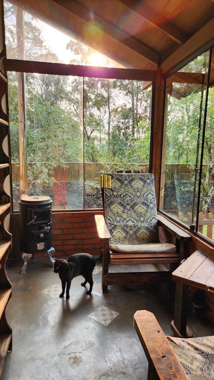 Casa com 2 dormitórios, piscina em terreno totalmente arborizado.