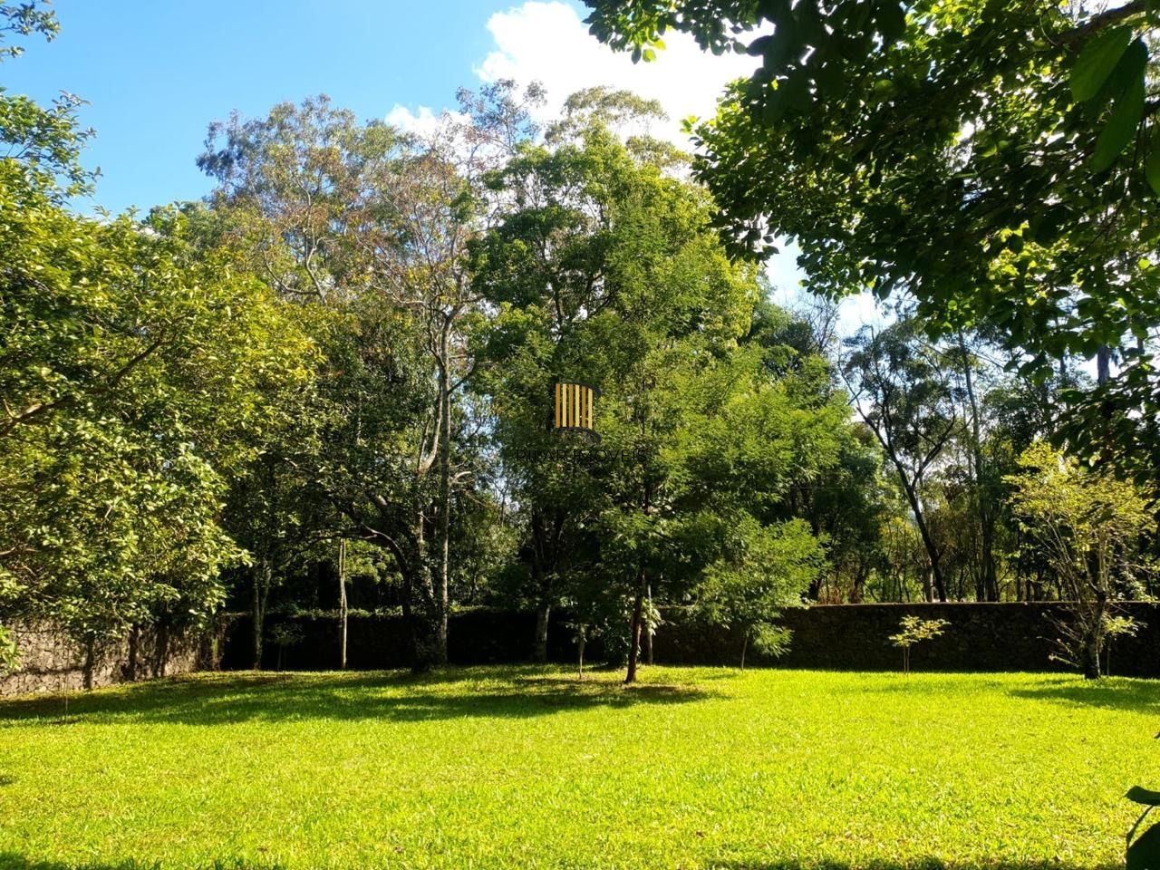 Casa com 2 dormitórios, piscina em terreno totalmente arborizado.