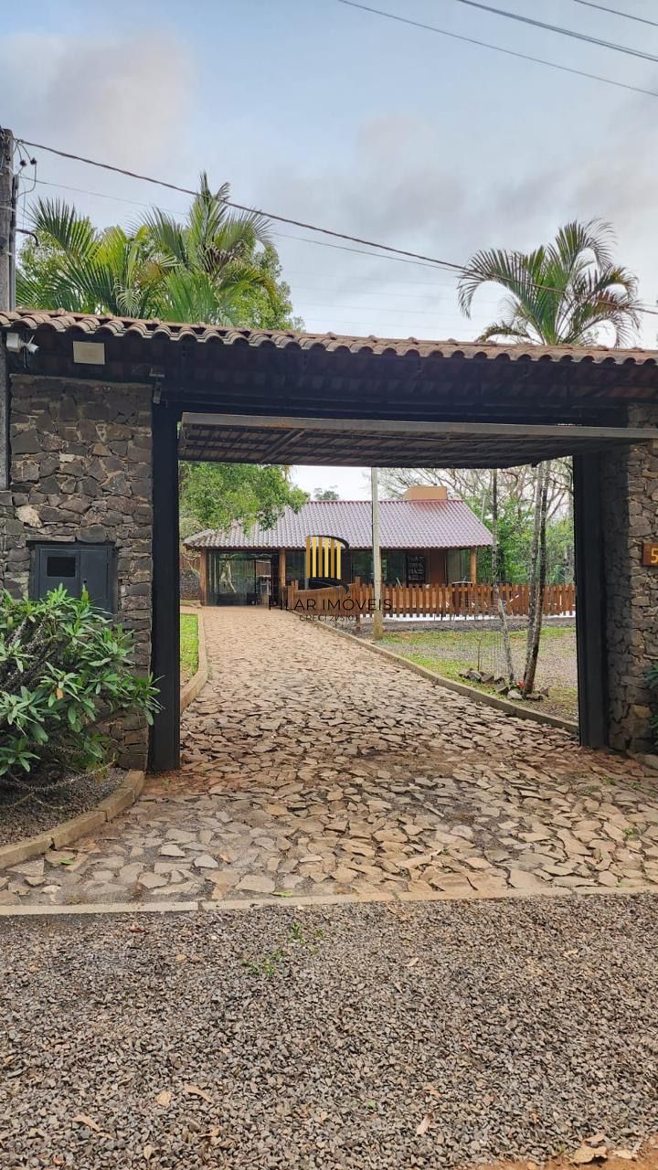 Casa com 2 dormitórios, piscina em terreno totalmente arborizado.