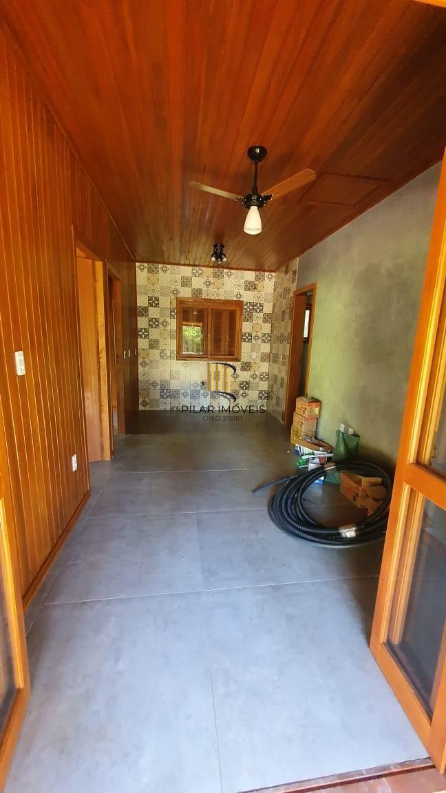 Casa com 2 dormitórios, piscina em terreno totalmente arborizado.