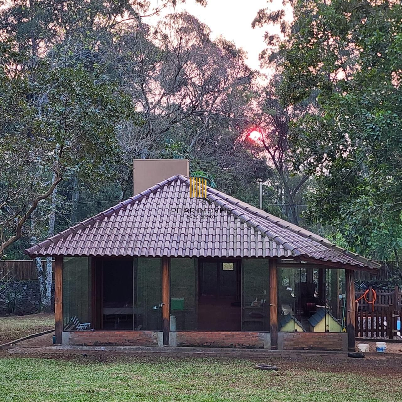 Casa com 2 dormitórios, piscina em terreno totalmente arborizado.