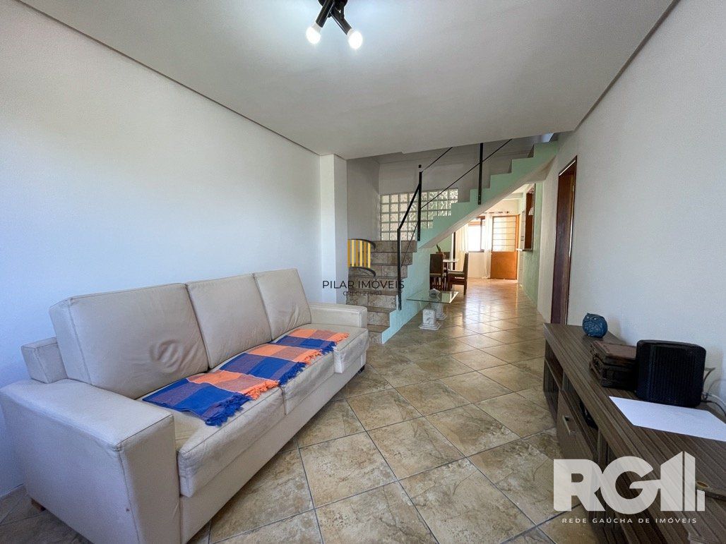 Casa mobiliada com 3 dormitórios e piscina.