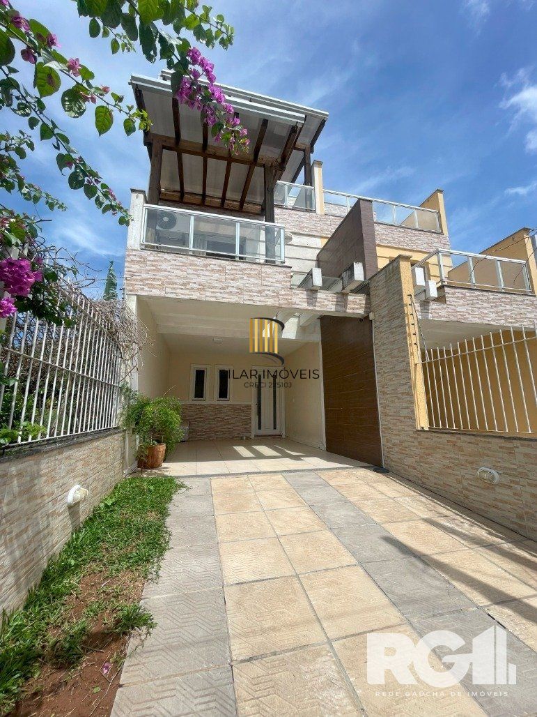Bela casa três dormitórios localizada nos altos do bairro Guarujá