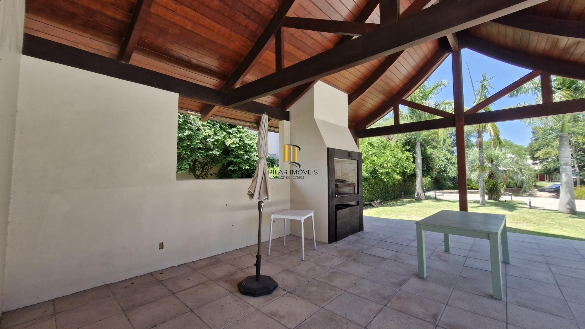 Residência de alto padrão no CONDOMÍNIO HORIZONTAL JARDIM DO SOL na zona sul de Porto Alegre