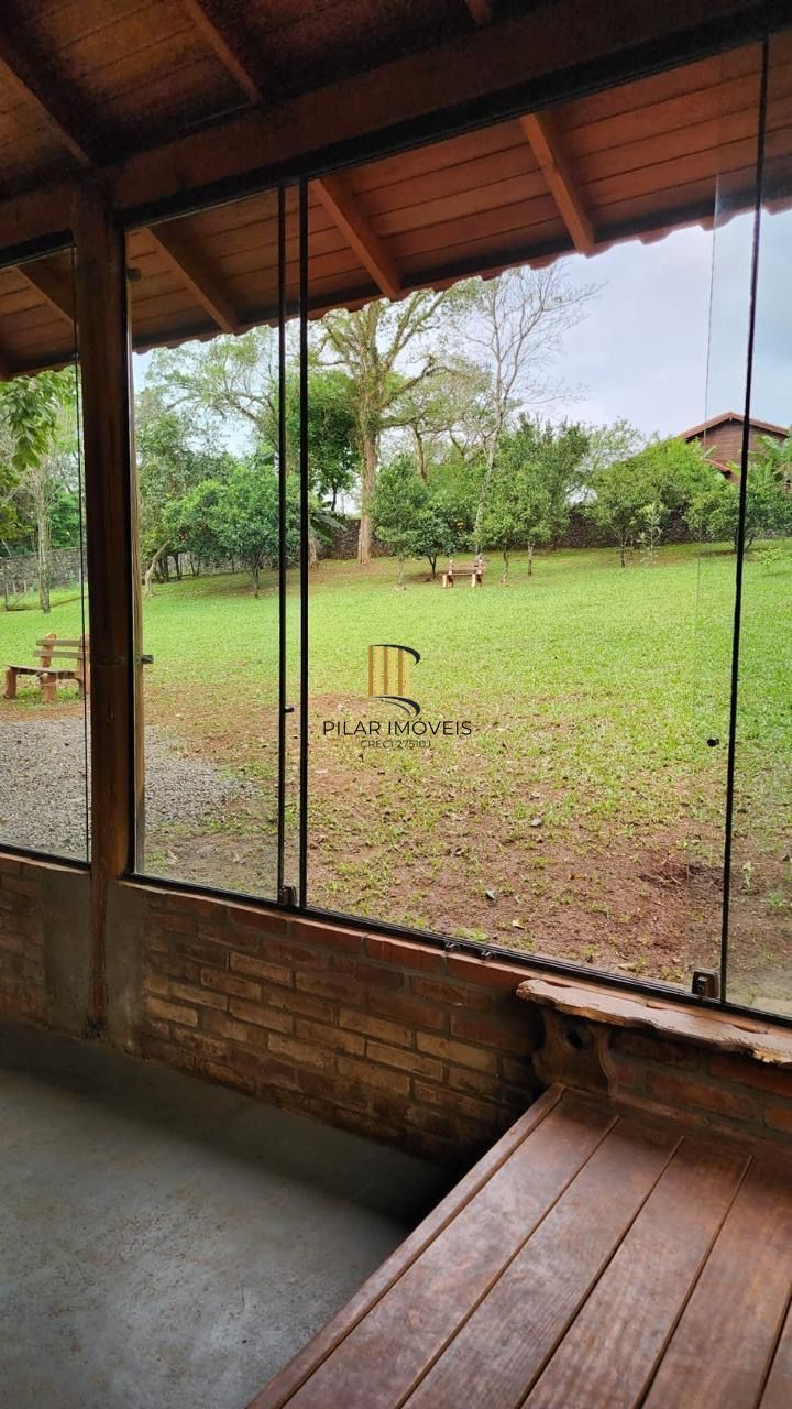 Casa com 2 dormitórios, piscina em terreno totalmente arborizado.