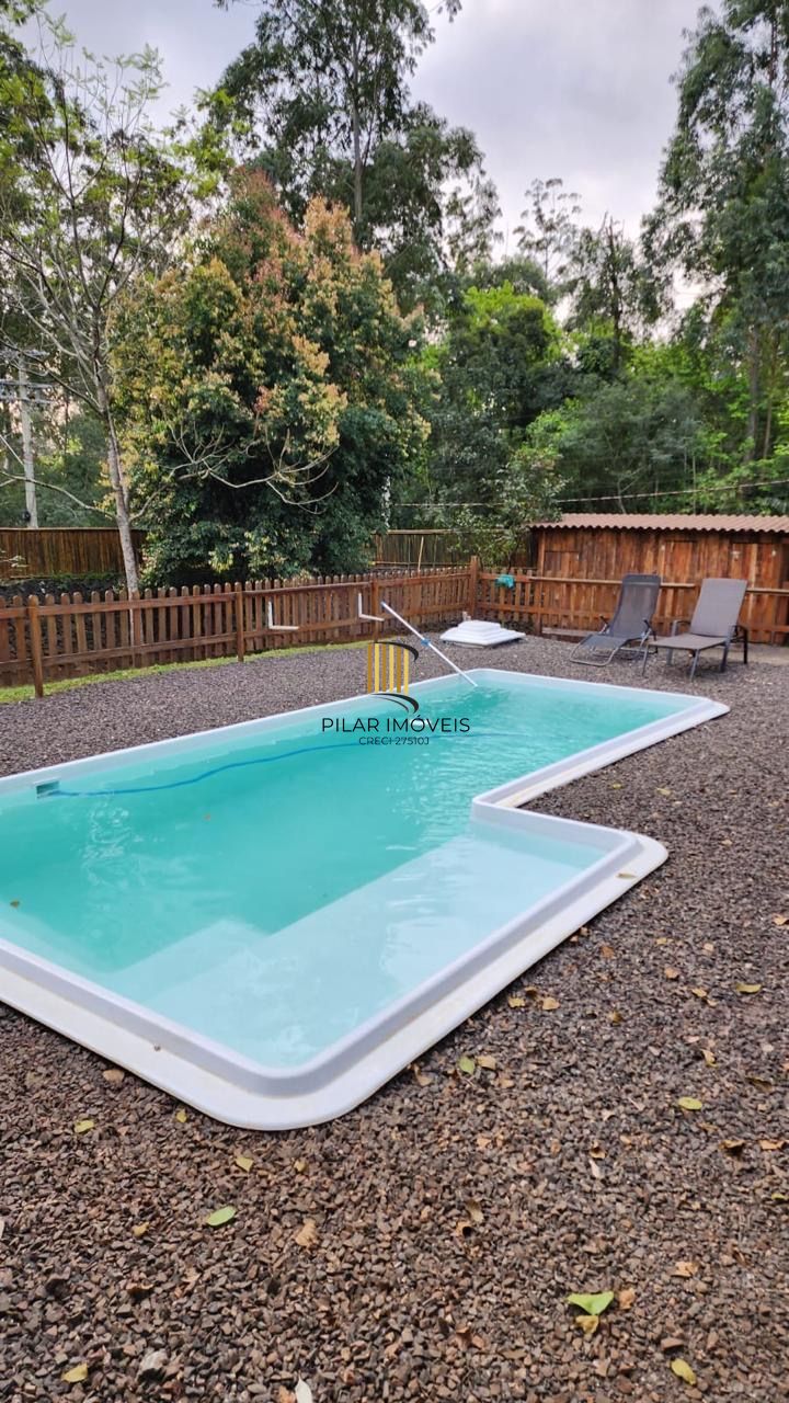 Casa com 2 dormitórios, piscina em terreno totalmente arborizado.