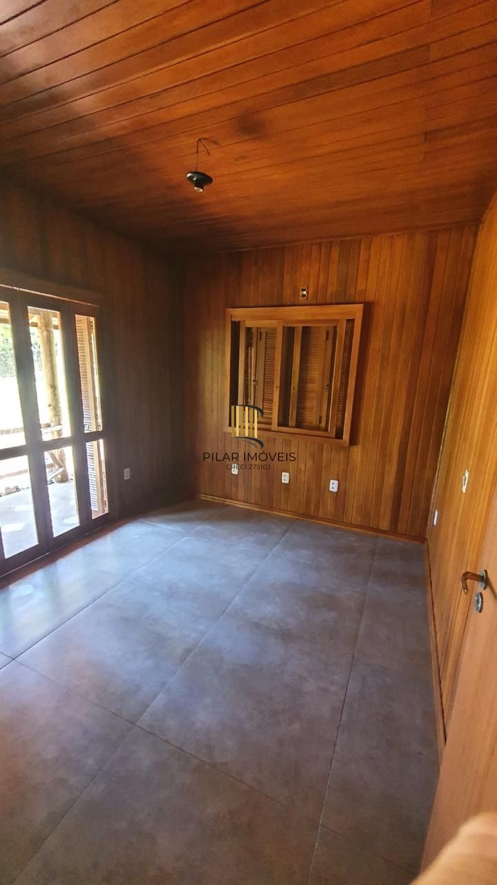 Casa com 2 dormitórios, piscina em terreno totalmente arborizado.