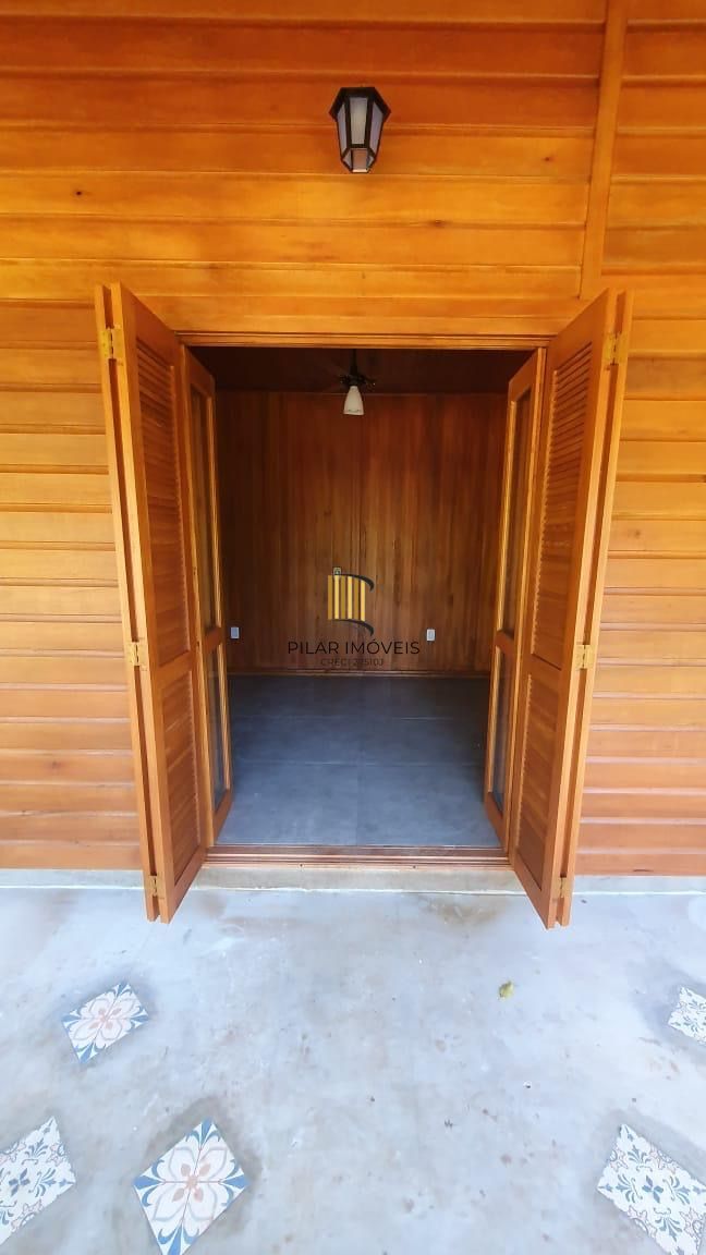 Casa com 2 dormitórios, piscina em terreno totalmente arborizado.