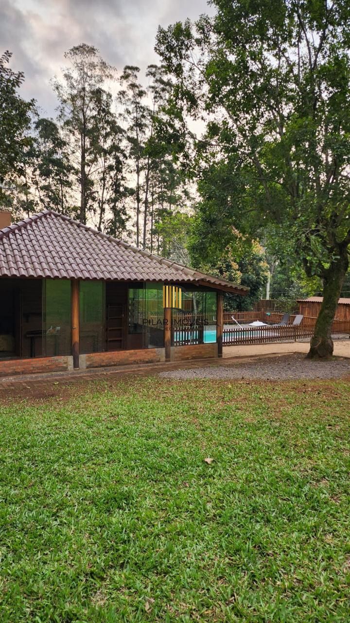 Casa com 2 dormitórios, piscina em terreno totalmente arborizado.
