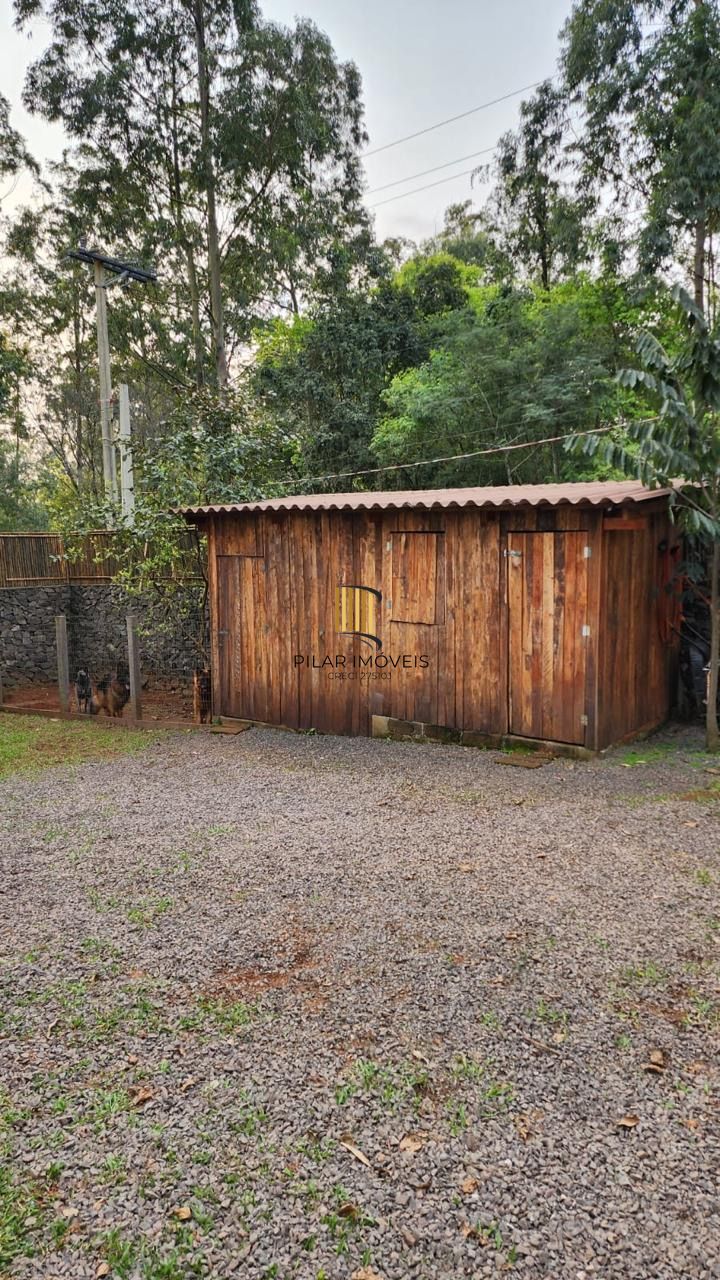 Casa com 2 dormitórios, piscina em terreno totalmente arborizado.