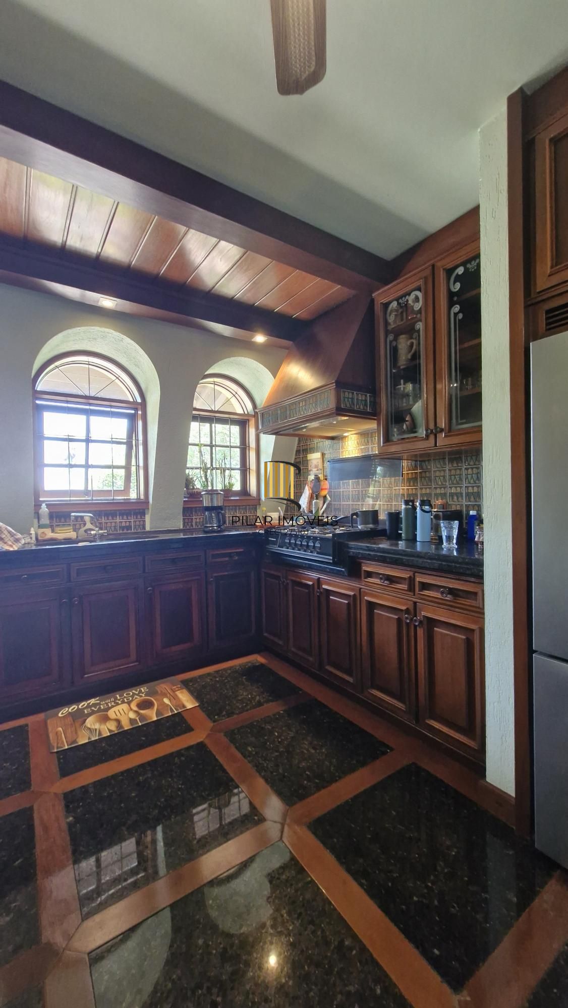 Residência de alto padrão no CONDOMÍNIO HORIZONTAL JARDIM DO SOL na zona sul de Porto Alegre