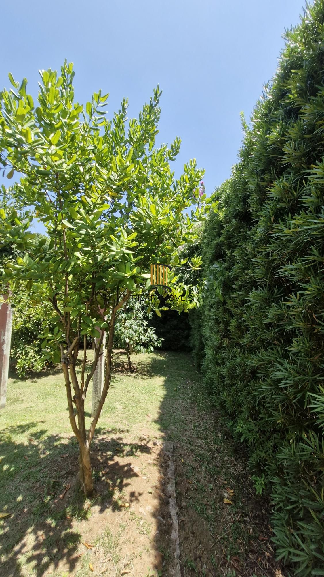 Residência de alto padrão no CONDOMÍNIO HORIZONTAL JARDIM DO SOL na zona sul de Porto Alegre