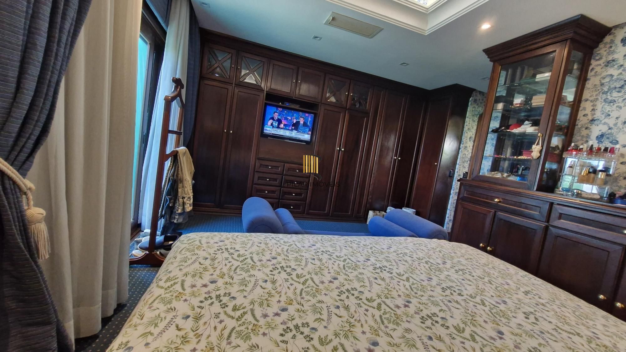 Residência de alto padrão no CONDOMÍNIO HORIZONTAL JARDIM DO SOL na zona sul de Porto Alegre