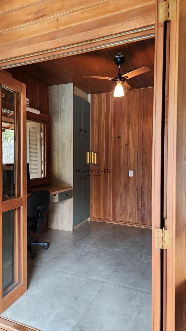 Casa com 2 dormitórios, piscina em terreno totalmente arborizado.